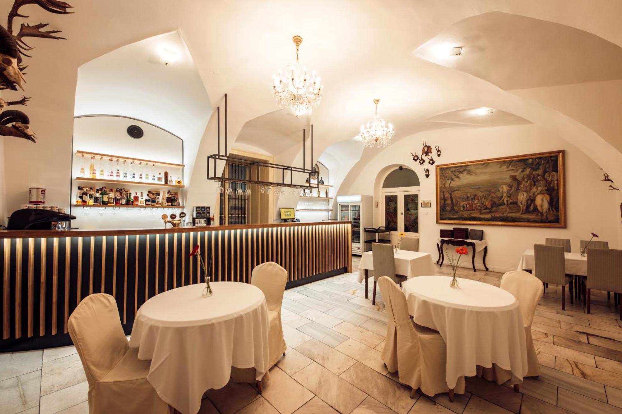 Hotel Kastiel Mojmírovce المظهر الخارجي الصورة