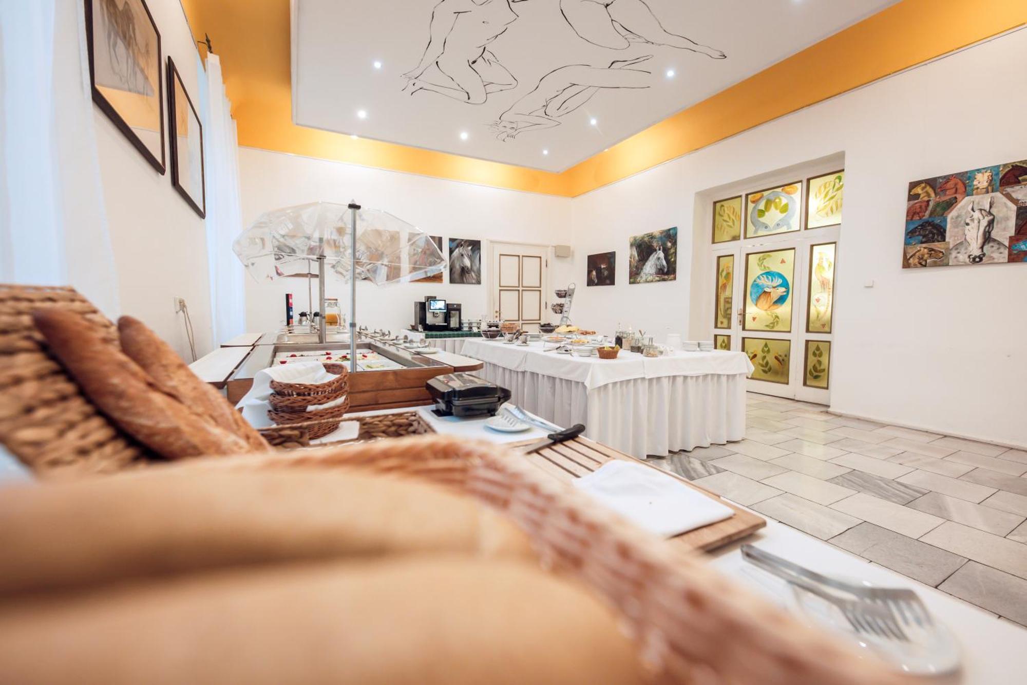 Hotel Kastiel Mojmírovce المظهر الخارجي الصورة